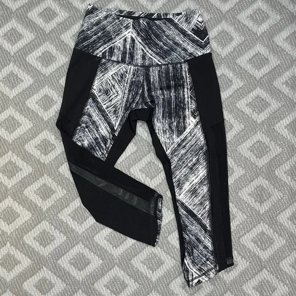 ⭐️Lululemon Hot To Street Crop in Heat Wave White Black / Black [783] - Picture 2 of 9